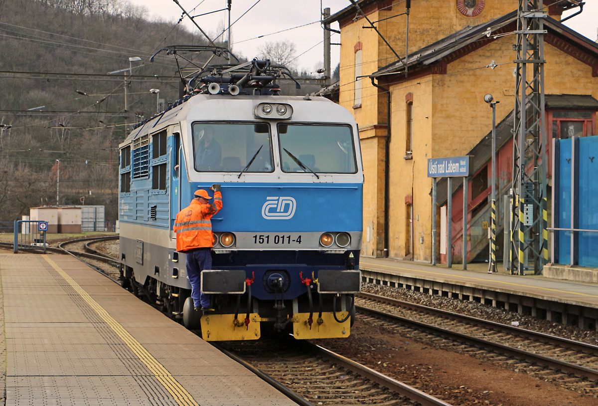 Der Schnellzüge der Linie R15 aus Cheb müssen im Bahnhof Ústí nad Labem hlavní nádraží seine Fahrtrichtung für die Weiterfahrt nach Praha hlavní nádraží
wechseln, dabei wird auch die Lokomotive gewechselt. Beim R 609 Krušnohor übernimmt am 13.02.2020 die 151 011 die Beförderung in die tschechische
Hauptstadt und löst hier eine 363er Maschine ab, deren Zweisystemfähigkeit wegen der Systemtrennstelle bei Kadan unbedingt notwendig war. Auf der
Fahrt nach Prag reicht dann die Gleichstrommaschine aus, deren höhere Geschwindigkeit wird aber nicht benötigt. Ob die Beförderung des Rangierers den
Vorschriften für Arbeitsschutz entspricht, kann ich nicht sagen....