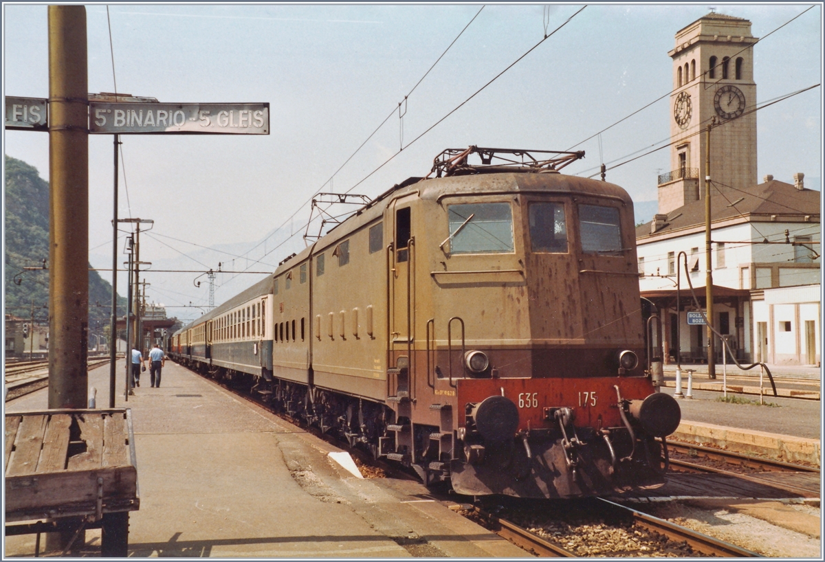 Der Schnellzug 1284  Dolomiten-Express  nach Innsbruck - München - Coburg mit der FS E 636.175 in Bozen/Bolzano am 22. Juli 1984.
(Gescanntes Foto)  