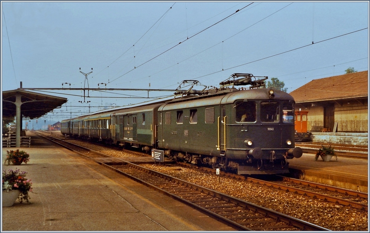 Der Schnellzug 615 Biel/Bienne - Grenchen Nord - Moutier - Delémont mit der SBB Re 4/4 I 10040 beim Halt in Grenchen Nord im August 1984.
(Gescanntes Foto) 