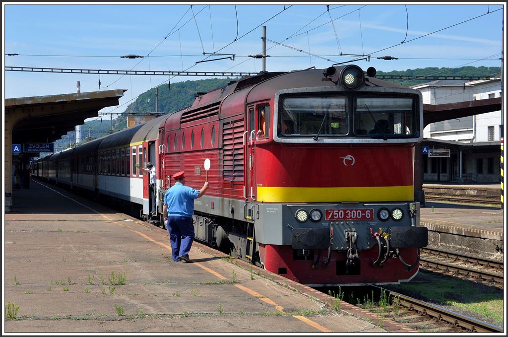 Der Schnellzug nach Kosice mit der 750 300-6 erhält den Abfahrbefehl in Zvolen. (04.07.2015)