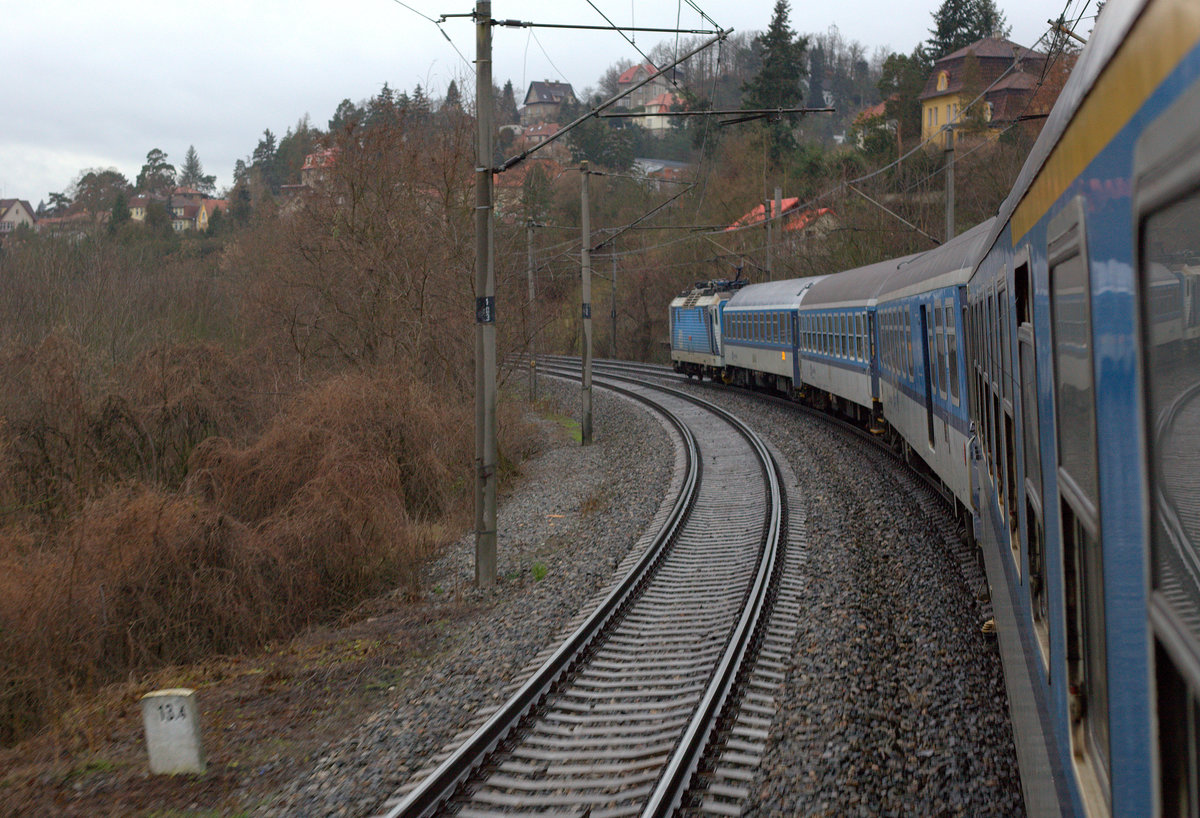 Der Schnellzug Rx 764 Tocnik auf dem Wege nach Beroun,21.12.2017  14:17 Uhr.