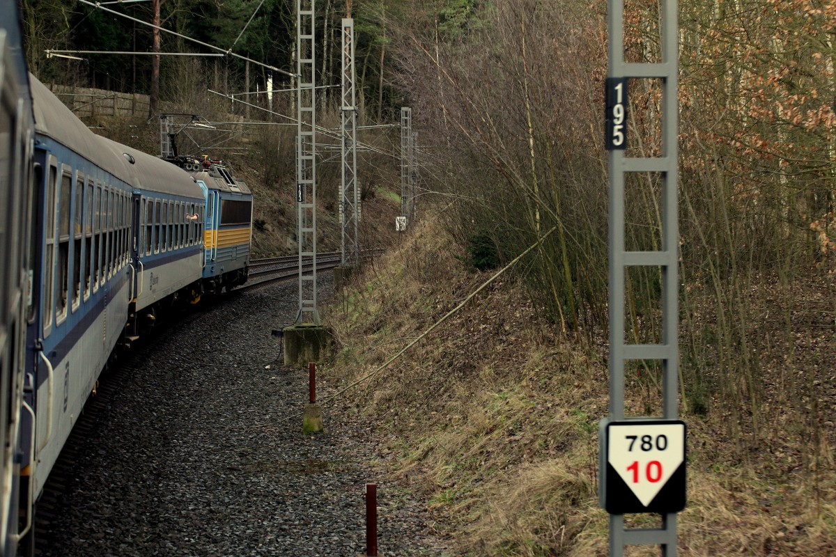 Der Schnellzug  Salubia  aus Cheb taucht in das kurvenreiche Seitental der Bystrice ein, um in wenigen Minuten in Ostrov nad Ohri zu halten. 08.02.2016  09:23 Uhr.  