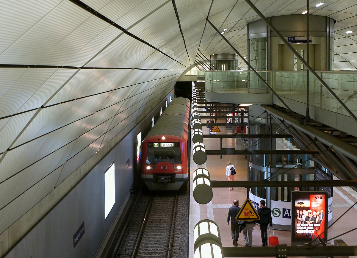 Der schöne, unterirdische S-Bahnhof am Hamburger Flughafen: auch schon mehr als fünf Jahre alt. 1.5.2014