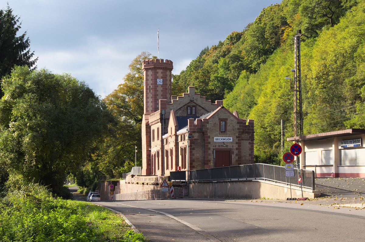 Der schönste im Land - Der ehemalige Bahnhof Beckingen - Das Bahnhofsgebäude in Beckingen an der Saarstrecke Saarbrücken - Karthaus stammt aus dem Jahre 1866. Vom Baustil her erinnert der Gebäudekomplex an eine mittelalterliche Burganlage, der markante 20 m hohe Turm wurde durch Kriegseinwirkung im Zweiten Weltkrieg zerstört. 
Die Gemeinde Beckingen kaufte das Gebäude und sanierte es im Ursprungsstil.
Nach zwei Jahren Renovierung und Neubau des Turmes wurde das Gebäude 2011 fertig gestellt. Im Herbst 2013 wurde mit dem Informationszentrum zum Naturschutzgebiet Wolferskopf und der Tourismuszentrale der Gemeinde Beckingen die künftige Nutzung aufgenommen. Bahnstrecke 3230 Saarbrücken - Karthaus am 13.10.2013