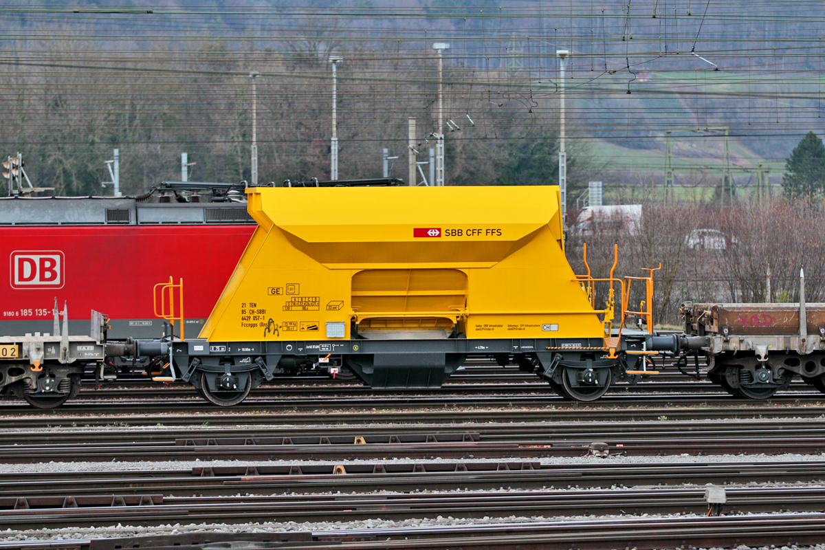 Der Schotterwagen vom Einsteller SBB Infrastruktur 21 TEN 85 CH-SBBI
6439 057-1 Typ Fccnpps(Xns) im Rbf Limmattal.Bild vom 22-3-2016