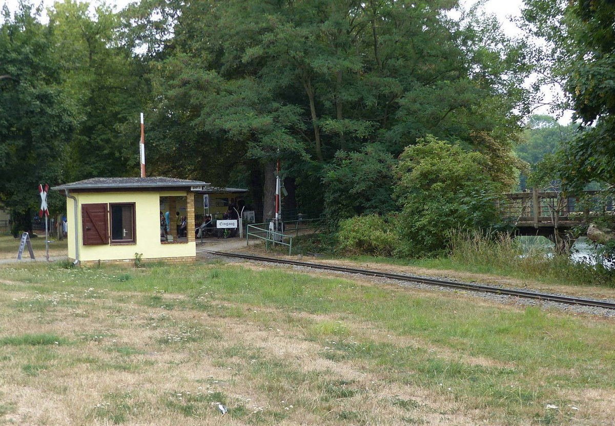 Der Schrankenposten am Bahnhof der Parkeisenbahn Auensee, am 22.07.2018.