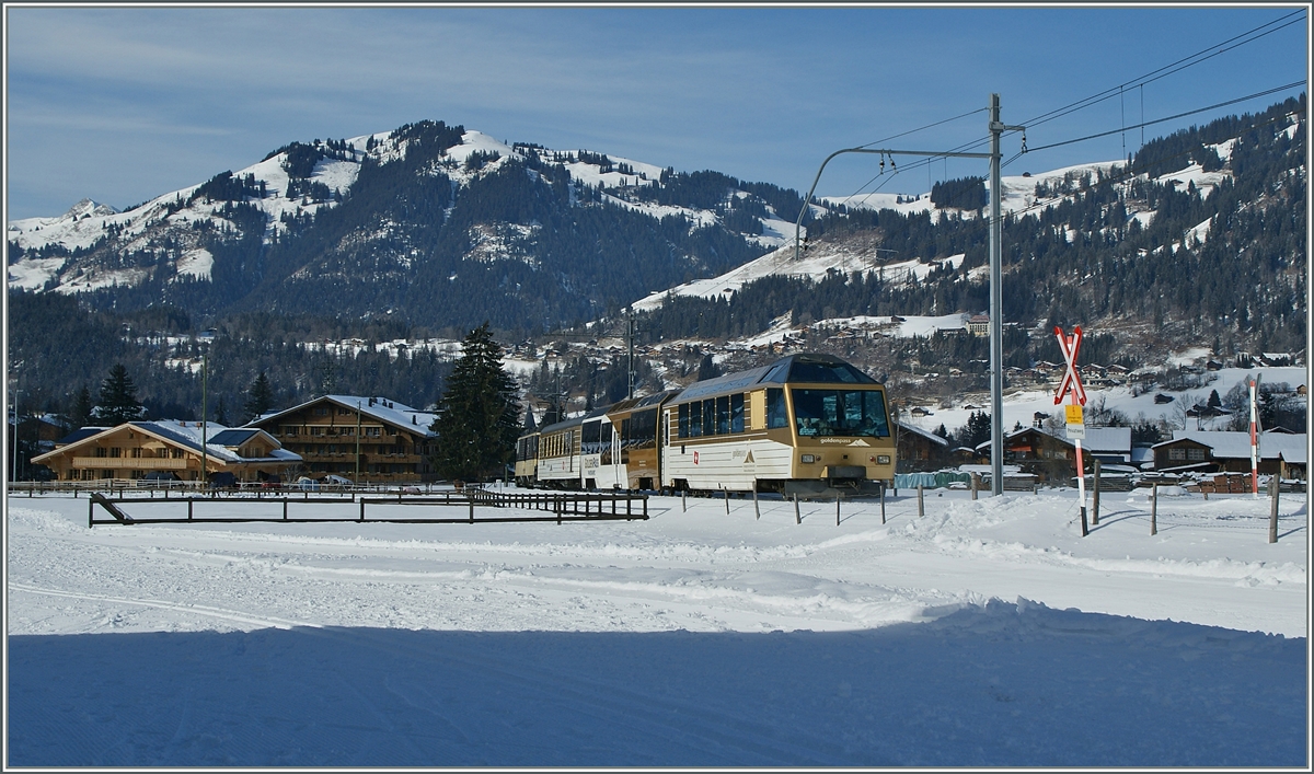 Der Schreck der MOB Fotografen: der neu geformte Regional-Pendelzug mit GDe 4/4 Serie 6000, B, Panorama- und Steuerwagen.
Bei Gstaad, den 3. Feb 2014