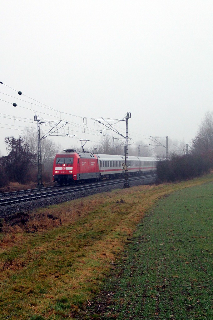Der Schwarzwaldbahn-IC im Hegau-Nebel: 

IC 2006 mit 101 121-2 auf dem Weg nach Dortmund (09.01.2016)