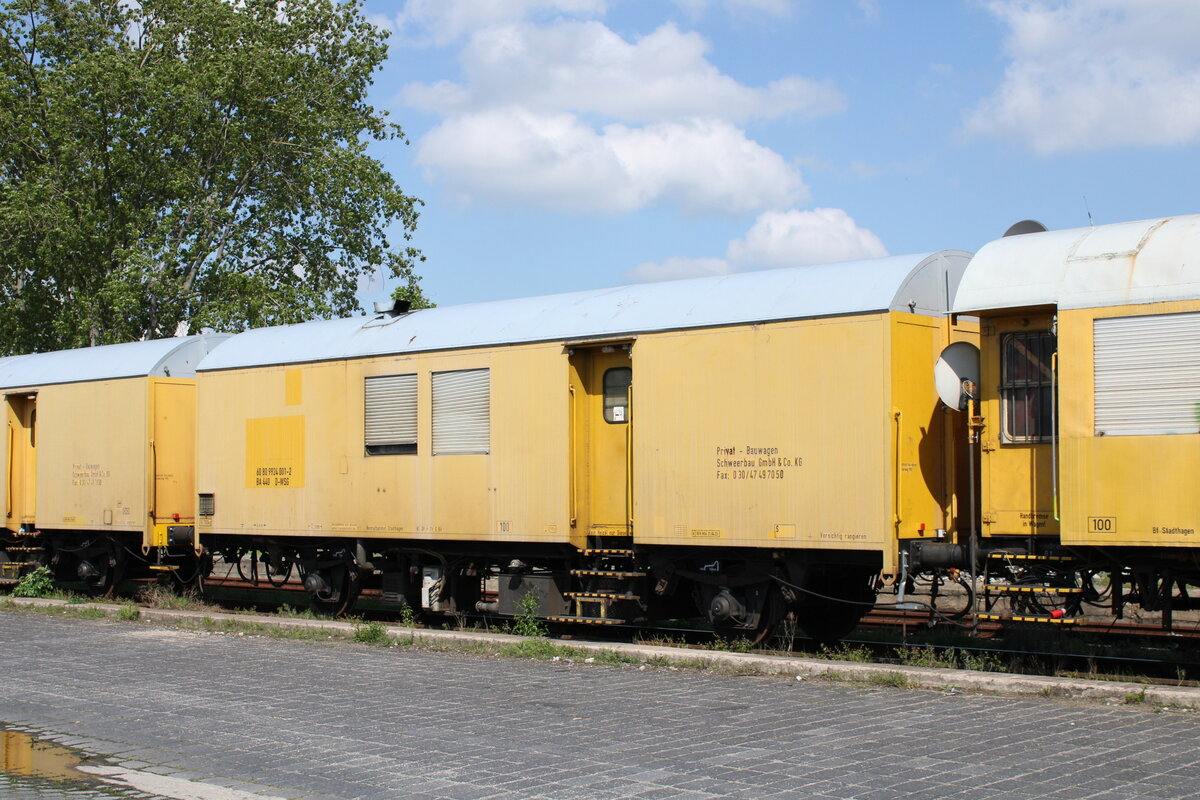 Der Schweerbau Privat-Bauwagen 60 80 9924 001-2 D-WSG, am 14.05.2023 in Erfurt Gbf. Von freizugnglichen Wegen aus fotografiert.