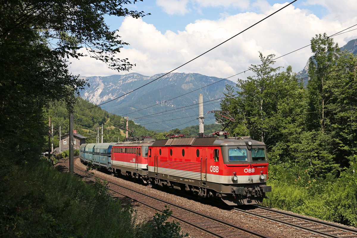 Der schwere,ziemlich verspätete Kohle-GAG 47041 fährt mit 1144.121+1142.586 und zwei 1144er als Nachschiebe bei Payerbach bergwärts. 16.7.17