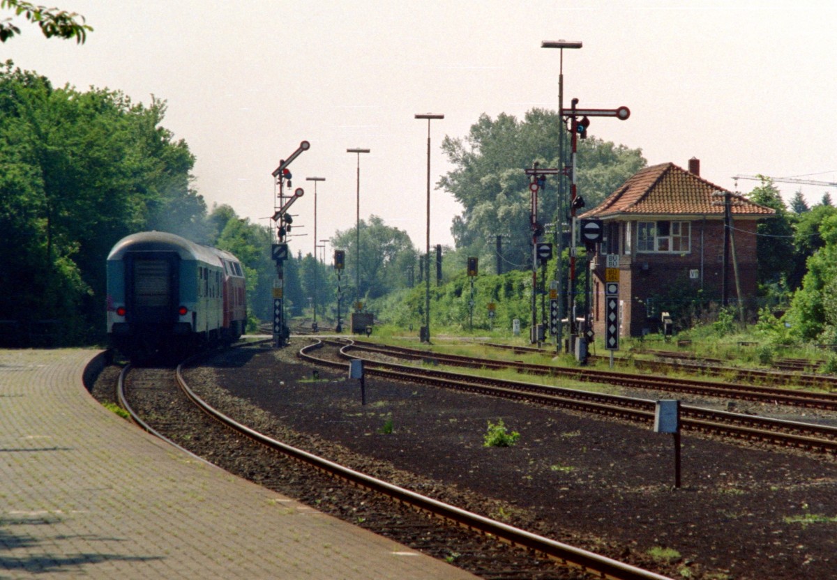 Der Sdkopf des Bahnhofs Vechta mit ausfahrender RB 8318 (Delmenhorst–Osnabrck Hbf) am 08.06.1996 