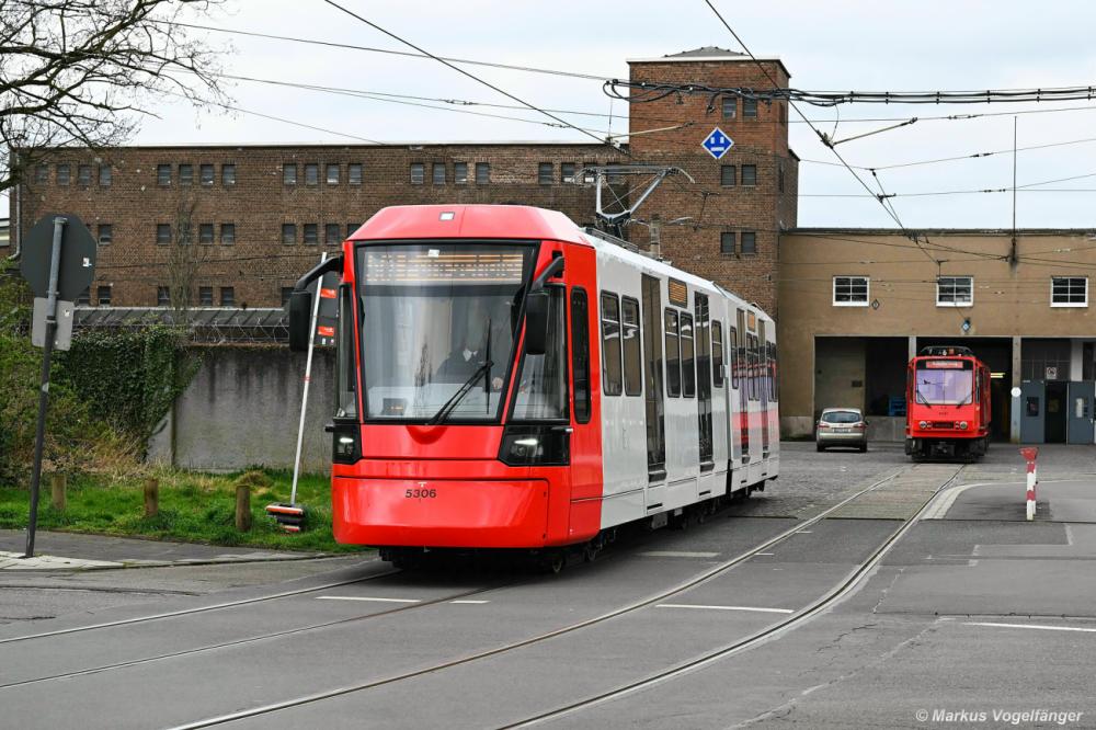 Der sechste HF6 5306 ist am frühen Morgen des 1. April in Köln eingetroffen. Hier zu sehen vor der KVB-Hauptwerkstatt am 01.04.2022.