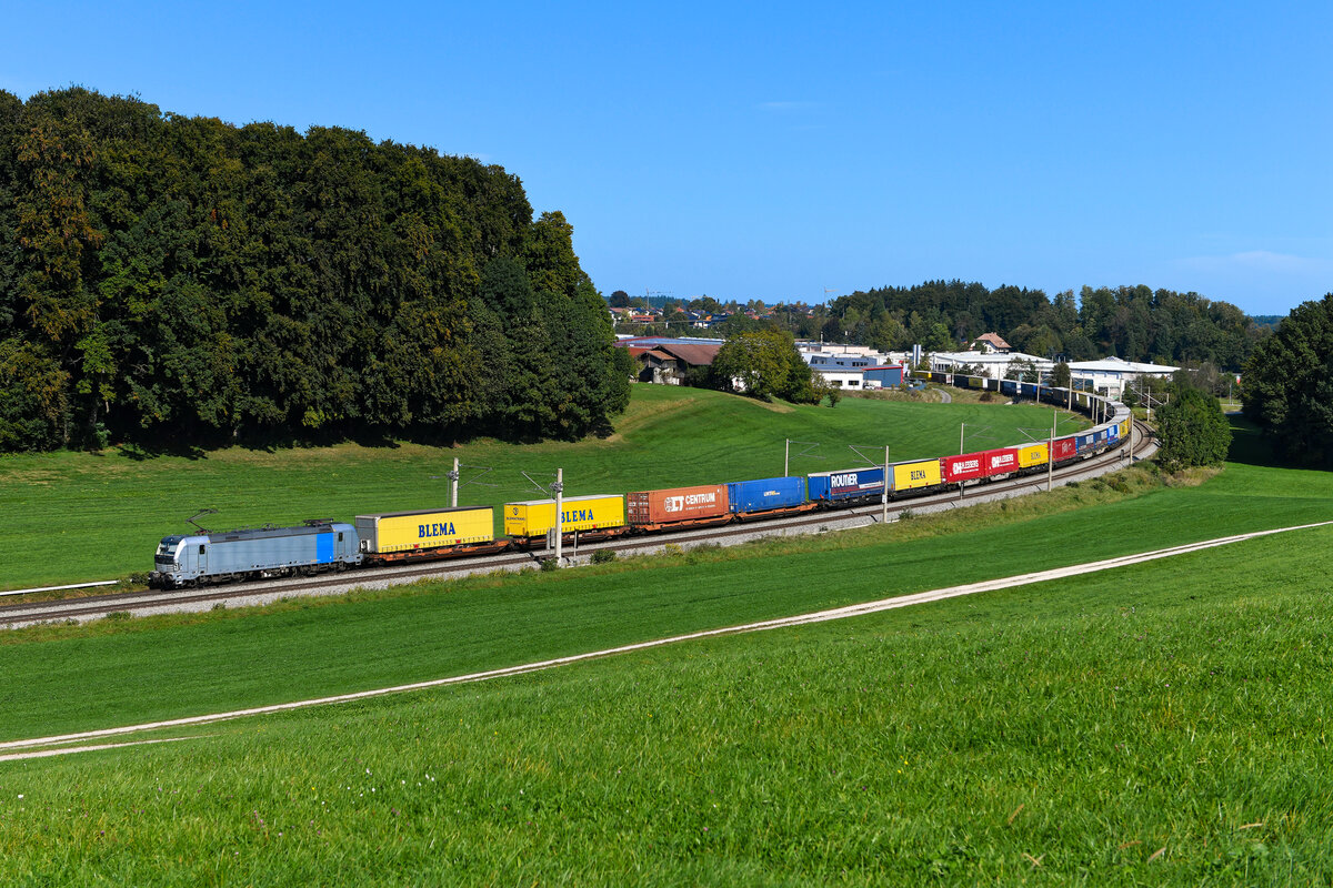 Der sehr farbenfroh beladene KLV-Zug DGS 40670 von Curtici nach Köln Eifeltor wurde am 03. Oktober 2023 aufgrund von Bauarbeiten auf der Passauerbahn über Salzburg und München umgeleitet. Bei Axdorf im Chiemgau konnte ich die von 193 991 geführte Leistung fotografieren. 