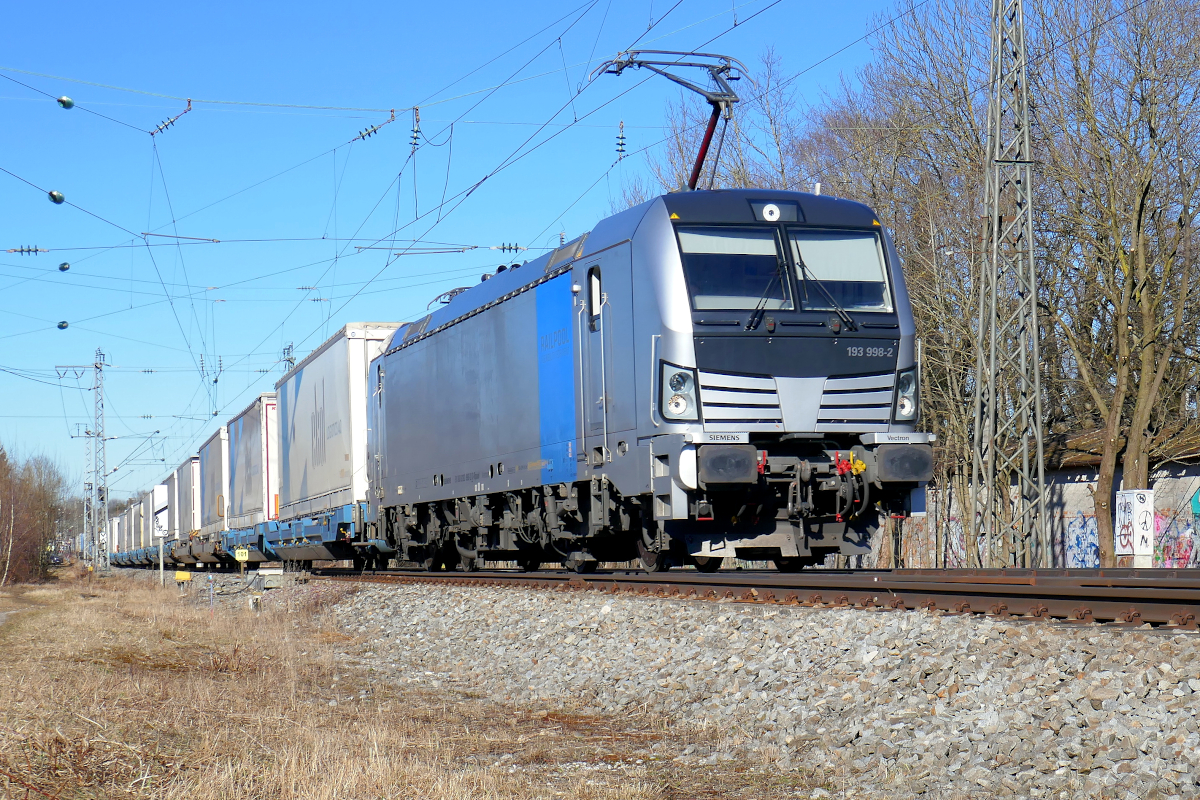 Der sehr gepflegte Vectron 193 998 der Railpool durchfährt mit dem Ekol-Zug den Bahnhof München Daglfing. Der Zug kommt vom Münchner Nordring und befährt die Verbindungskurve zur Strecke nach Rosenheim. München Daglfing, Mittwoch, 9. Februar 2022, 13.41 Uhr.
