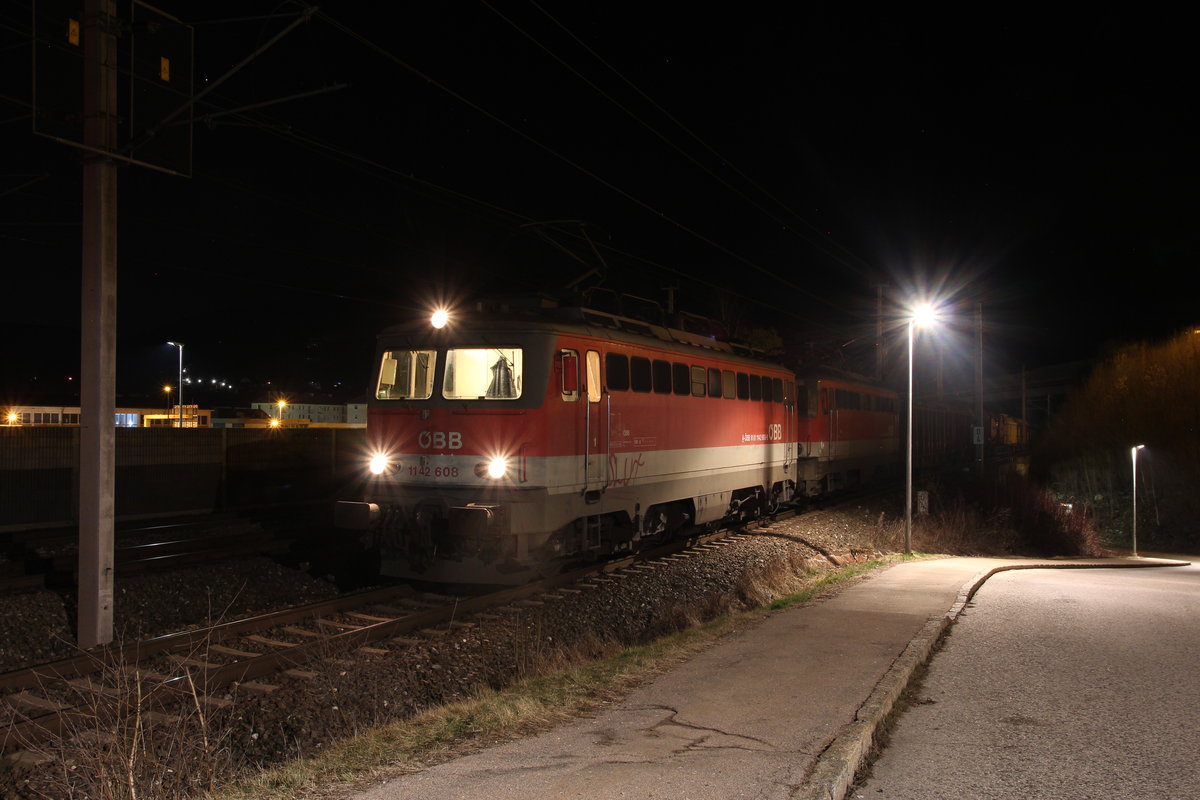 Der sehr kurze Halt auf der  Brucker Schleife  wurde am Abend des 19.3.2020 genutzt um den DG54976 von Graz Vbf nach Linz Vbf bespannt mit der 1142 608 und 1142 644 abzulichten.