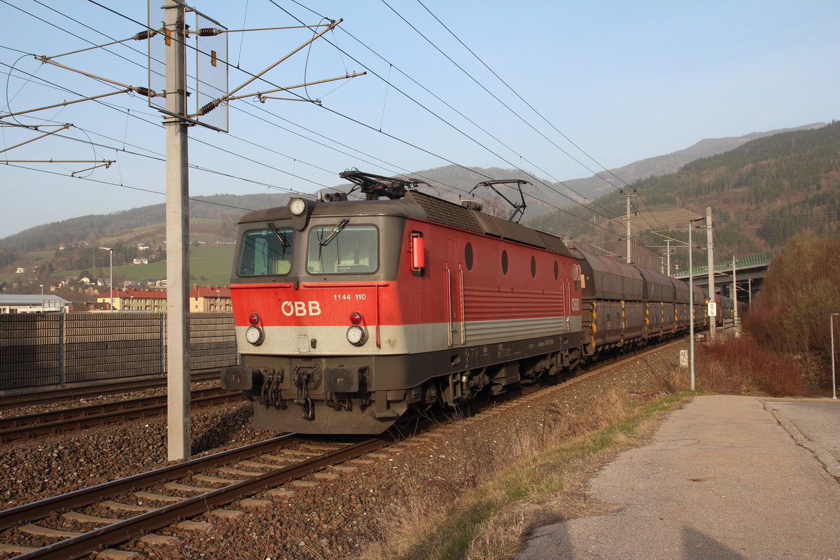 Der sehr sportliche LGAG57676 war mit knapp 400t keine Herausforderung für die 1144 110 die hier auf der Brucker Schleife am 28.3.2020 auf die Weiterfahrt nach Leoben Donawitz wartet.
