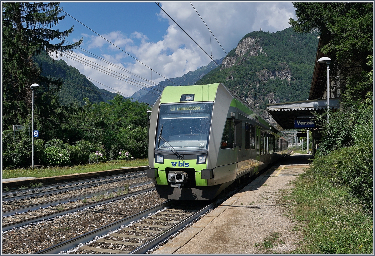 Der sehr stark besetzte BLS RABe 535 125 verlässt als RE 4265 nach einem kurzen Halt den Bahnhof Varzo Richtung Domodossola.
22. Juli 2017 