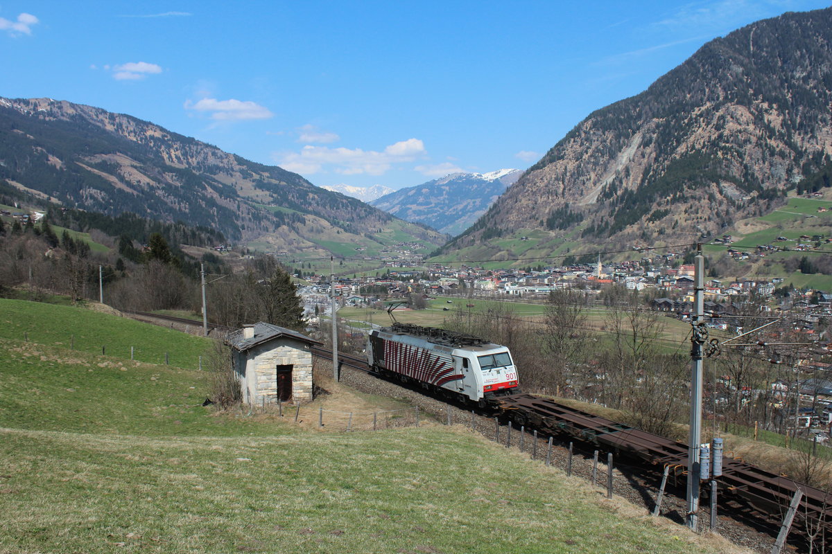 Der sehr verspotteter  Flachwagenschaden  kann sich auch gut machen.
Die 189 901 rollt am 1.4.2017 vor dem schönen Hintergrund Bad Hofgastein mit dem KGAG41854 kurz hinter Angertal die Nordrampe in Richtung Schwarzach-St.Veit.
