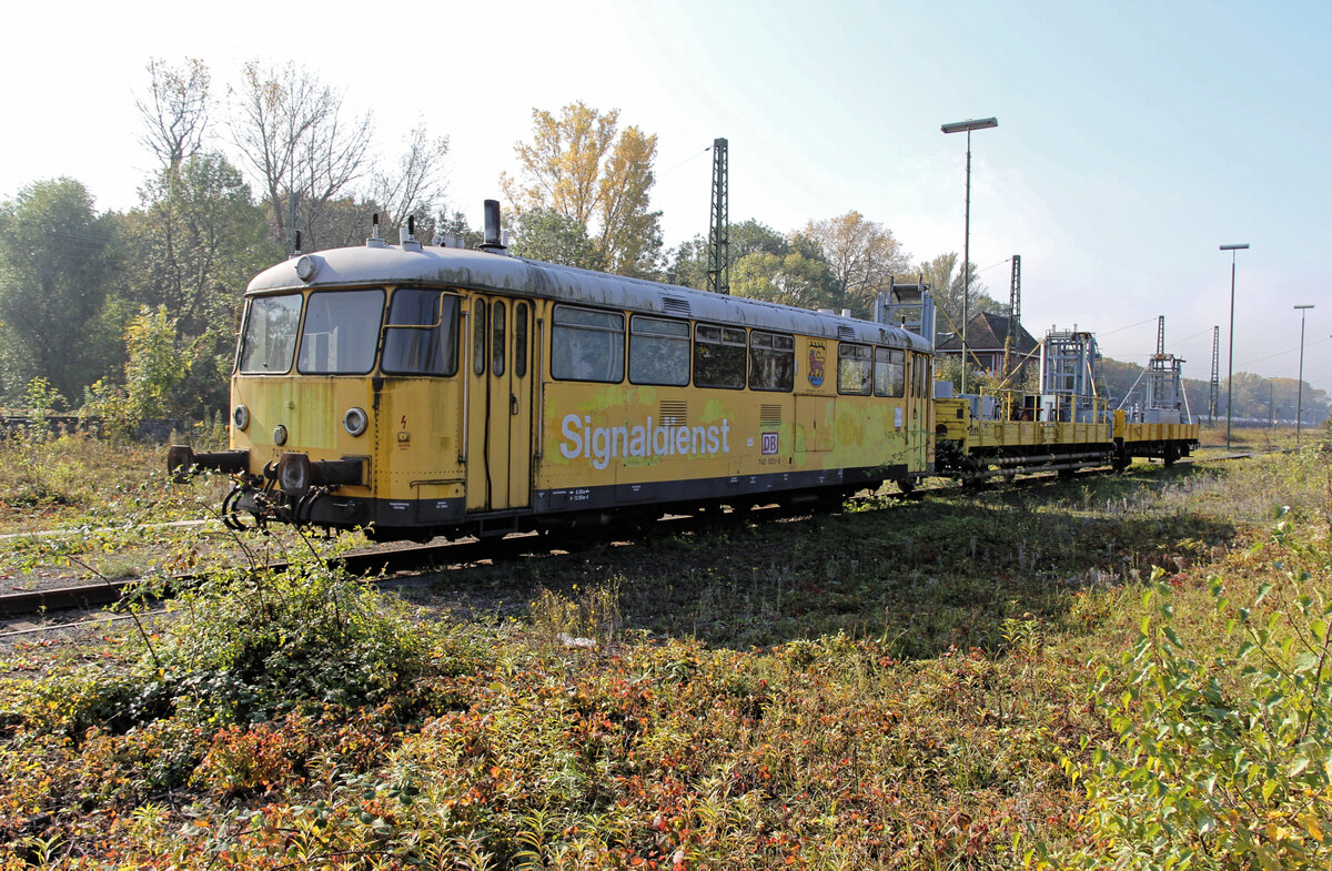 Der seit 2006 ausgesonderte Signaldienstwagen 740 003 steht am 22.11.2011 mit Beiwagen abgestellt im Gbf. Karlsruhe.