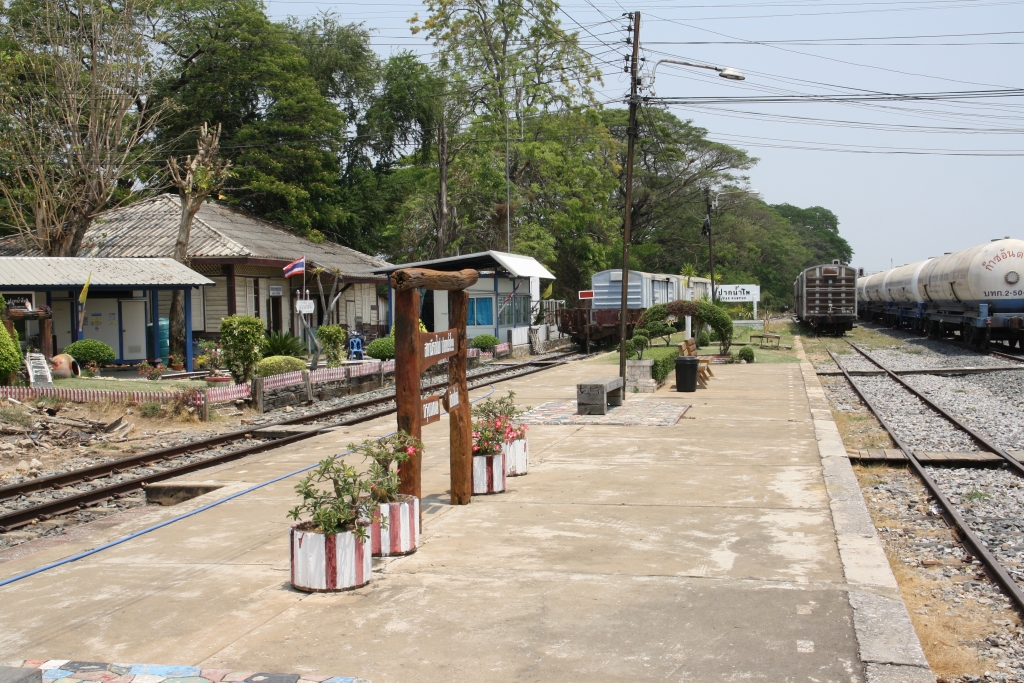 Der seit Jahrzehnten von Personenzügen nicht mehr genutzte Bahnsteig der Pak Nam Pho Station wird nach Abschluß des derzeitigem Modernisierungs-, Umbau- und Neubauprogrammes Geschichte gewesen sein. Bild vom 29.März 2023.
