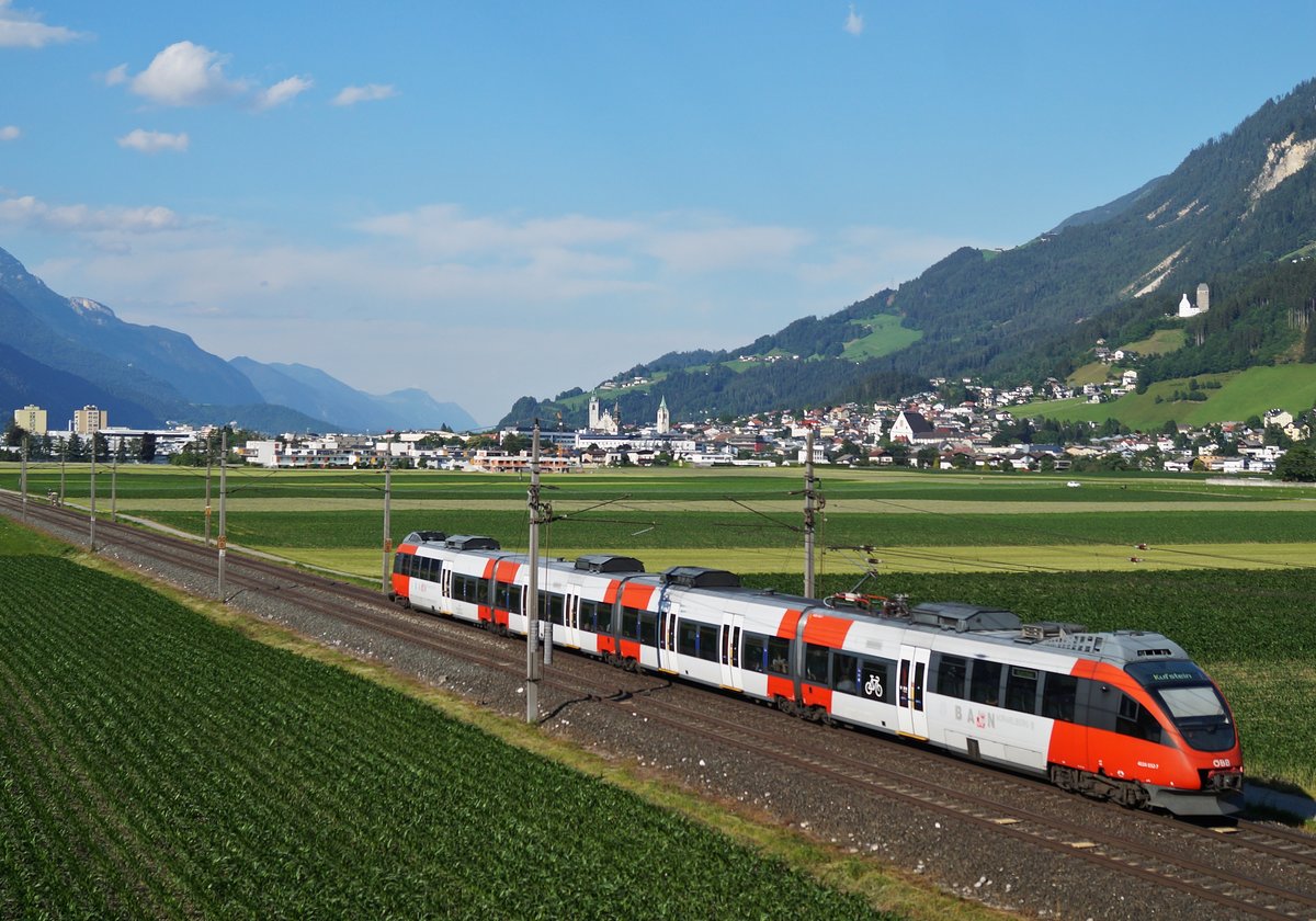 Der seit Winter 2019/20 wieder mit einer CityShuttle-Garnitur geführte REX 5377 (Innsbruck Hbf - Kufstein) wird seit Juni 2020 erneut mit einem Talent gefahren. Am 24. Juni war der Ex-Bludenzer 4024.032 für die Führung dieser Leistung zuständig. Kurz vor dem Aufenthalt in Schwaz gelang an diesem sonnigen Sommerabend eine Aufnahme mit der Silberstadt im Hintergrund. 