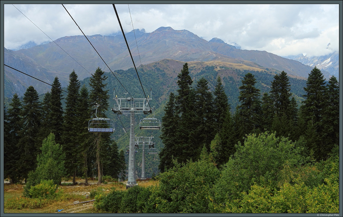 Der Sessellift in Mestia - Hatsvali wurde 2017 errichtet und dient der Anbindung des neuen Skigebietes, ist aber auch im Sommer in Betrieb. (15.09.2019)
