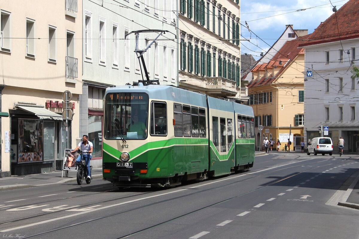 Der SGP GT8N Nr. 612 f�hrt am 7.7.2026 auf der Linie 4 von Liebenau nach Reininghaus hier in der Annenstra�e kurz vor der Haltestelle Rosseggerhaus.