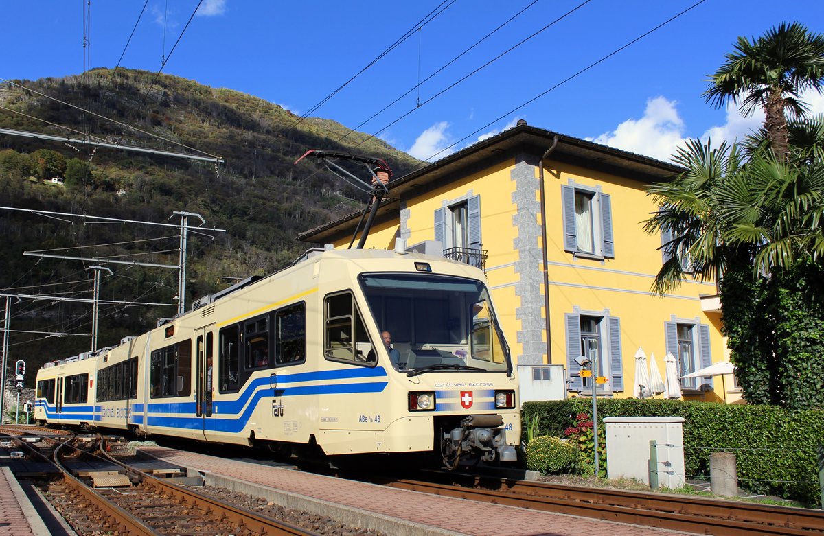 Der sich ein wenig verspätete FART ABe 4/6 Nr. 45  Losanna/Lausanne  als Regio von Locarno nach Domodossola kommt am Nachmittag des 7. Oktober 2017 im Bahnhof Intragna an. 