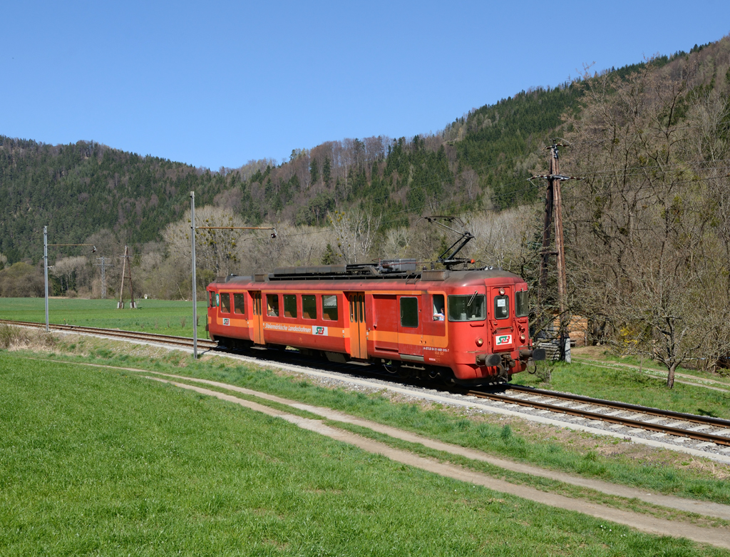 Der sich seit 1996 bei den steiermärkischen Landesbahnen befindliche, ehemalige SZU-Triebwagen ET 15 war am 29.03.2014 als R 8766 von Übelbach nach Peggau-Deutschfeistritz unterwegs, und wurde bei Prenning fotografiert. 
