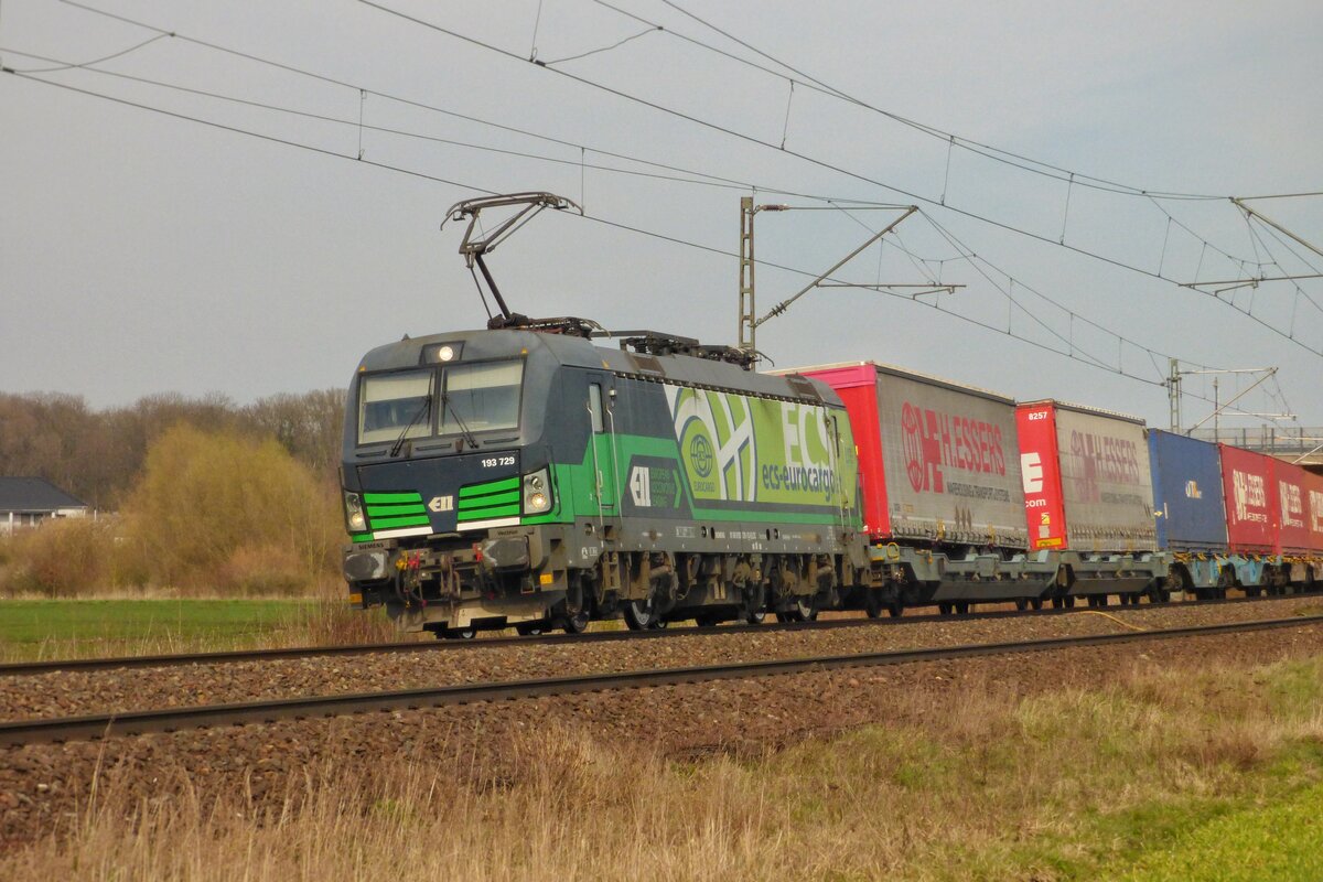 Der Siemens Vectron 193 729 der ELL zieht am 23.03.2026 ihren Containerzug durch Hohnhorst bei Haste.
