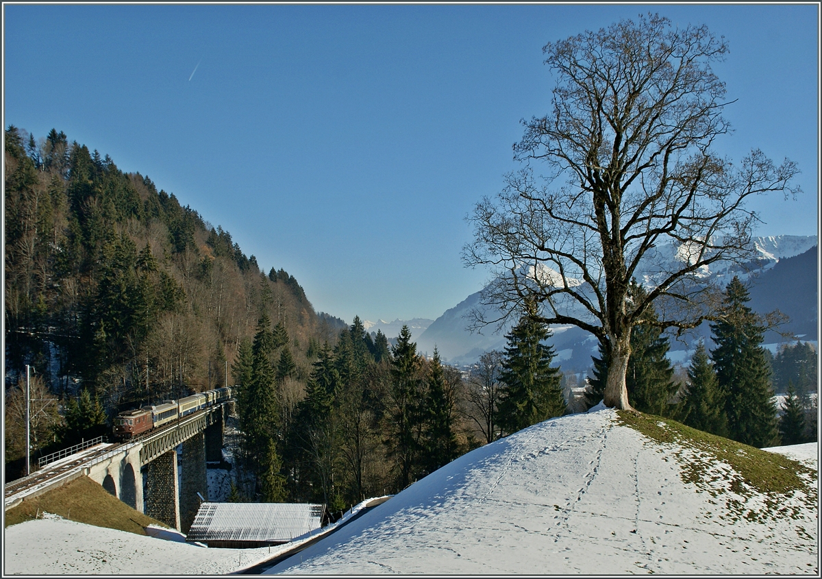 Der Simmentaler Klassiker noch kurz vor Torschluss: Die BLS Re 4/4 192  Spiez  mit dem RE  Goldenpass  3119 (Luzern) - Interlaken - Zweisimmen -(Montreux) kurz nach Weissenburg auf der 135 Meter langen Buschenbachbrücke.
Ein liebes Dankeschön geht an Simon für den Fotostellen-Tipp.
5. Dez. 2013