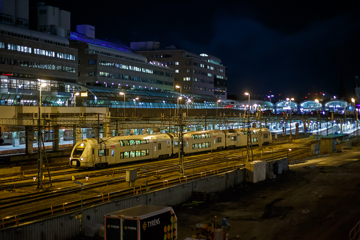 
Der SJ X40 3314, ein dreiteiliger Elektro-Doppelstocktriebzug vom Typ Alstom Coradia Duplex, verlässt am Abend des 20.03.2019 Stockholm Central.