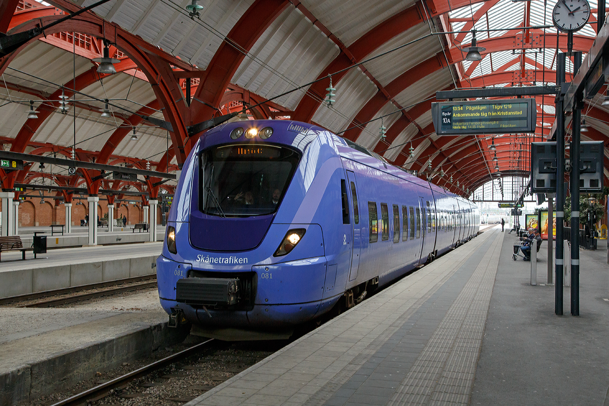 
Der Skånetrafiken X 61 081 „Elin Wägner“ (94 744 610 081-2 S-Skåne), ein vierteiliger Elektrotriebzug vom Typ Alstom Coradia Nordic, erreicht am 22.03.2019 den schönen oberirdischen Bereich von Malmö Central. 
 
Er fährt als Pågatågen die Linie 4b (Kristianstad C - Hässleholm C - Malmö C – Hyllie). Pågatågen ist eine Regionalbahn im südschwedischen Schonen (schwedisch Skåne). Der Pågatåg wird durch das Eisenbahnunternehmen Arriva Tåg AB im Auftrag von Region Skåne und Skånetrafiken betrieben.
