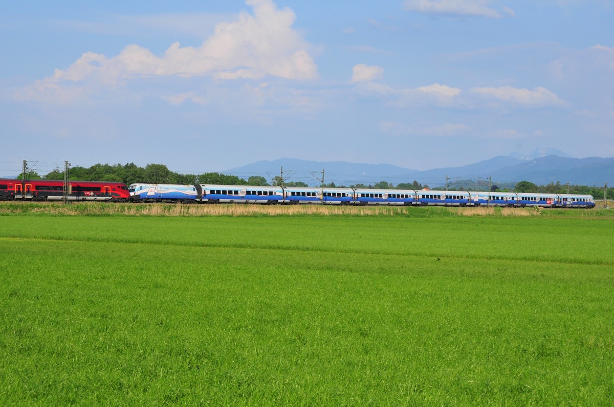 Der Ski Austria Railjet auf seiner Fahrt über Rosenheim nach Innsbruck bei Bernau am Chiemsee am 25.05.14


