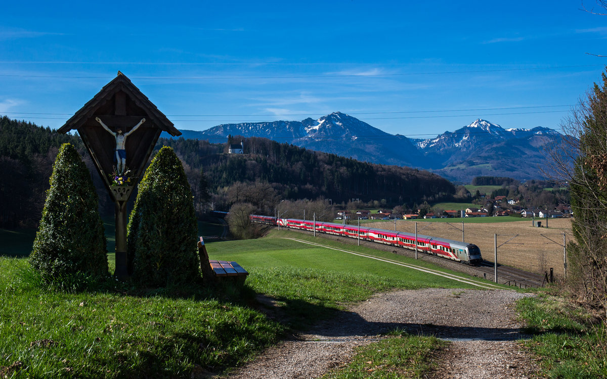 Der Ski-WM Railjet fuhr am 31. März 2017 bei Bergen in Richtung Salzburg.