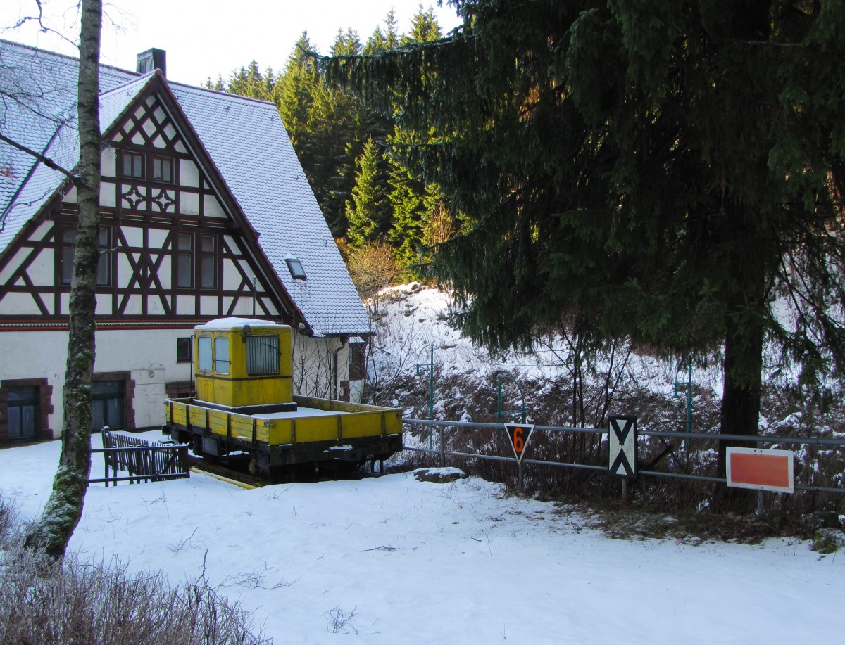 Der SKL 3733, vom ehem. Bw Suhl, als Denkmal am 16.12.2013 am Bahnhof Oberhof (Th�r).