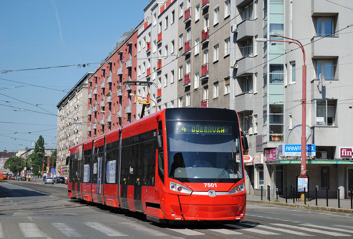 Der von Skoda neu gelieferte Tw.7501 der Reihe 30T überquert soeben die Kreuzung Krizna ulica / Vazovova ulica. (06.06.2015 )