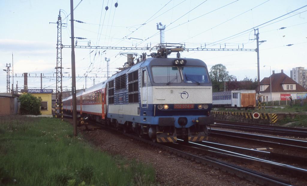 Der slowakische Gorilla 350004 fhrt am 17.05.2004 mit dem IC nach Bratislava
um 19.00 Uhr aus Poprad Tatry aus.