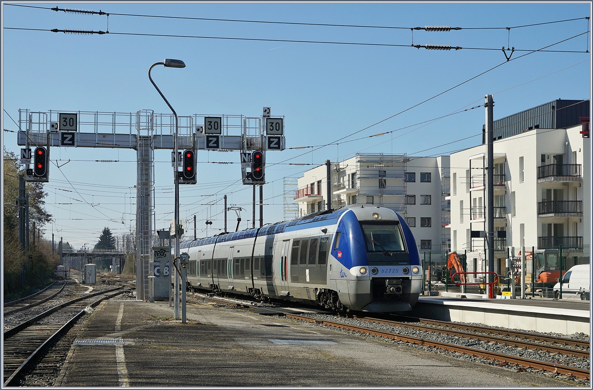 Der SNCF B 82725 erreicht als TER 84717 von Lyon kommend sein Ziel Evian. Beachtenswert die scheinbar neuen Signalabrücke im linken Bildteil. 

23. März 2019