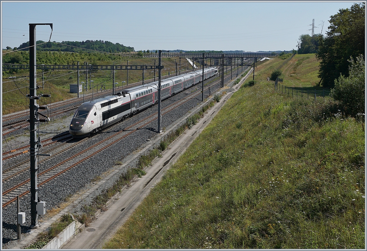 Der SNCF Duplex TGV 813 ist als TGV 9880 von Luxembourg nach Montpellier unterwegs und verlässt nach einem Halt den Bahnhof Belfort Montbéliard TGV. 

23 Juli 2019