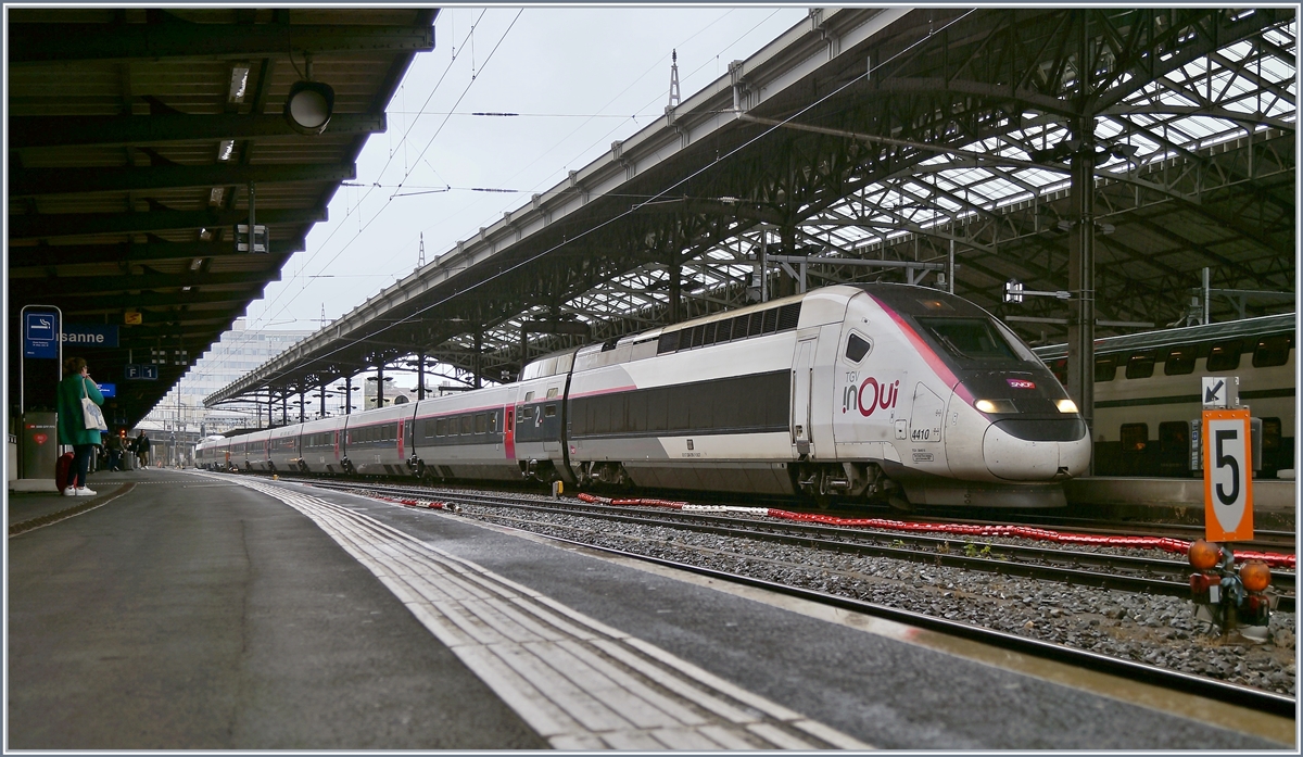 Der SNCF  In oui  TGV 4410 ist als TGV Lyria 9261 von Paris Gare de Lyon in seinem Zielbahnhof angekommen und wird nun weggestellt.
Ab Fahrplanwechsel fahren im Lyria-Verkehr ausschliesslich Doppelstock TGV-Züge, somit verlieren nach und nach die Rame 4401- 4419 ihre TGV Lyria Farbgebung, da sie ab dem Fahrplanwechsel als  In oui  im Norden Frankreichs fahren werden. 

9. Okt. 2019
