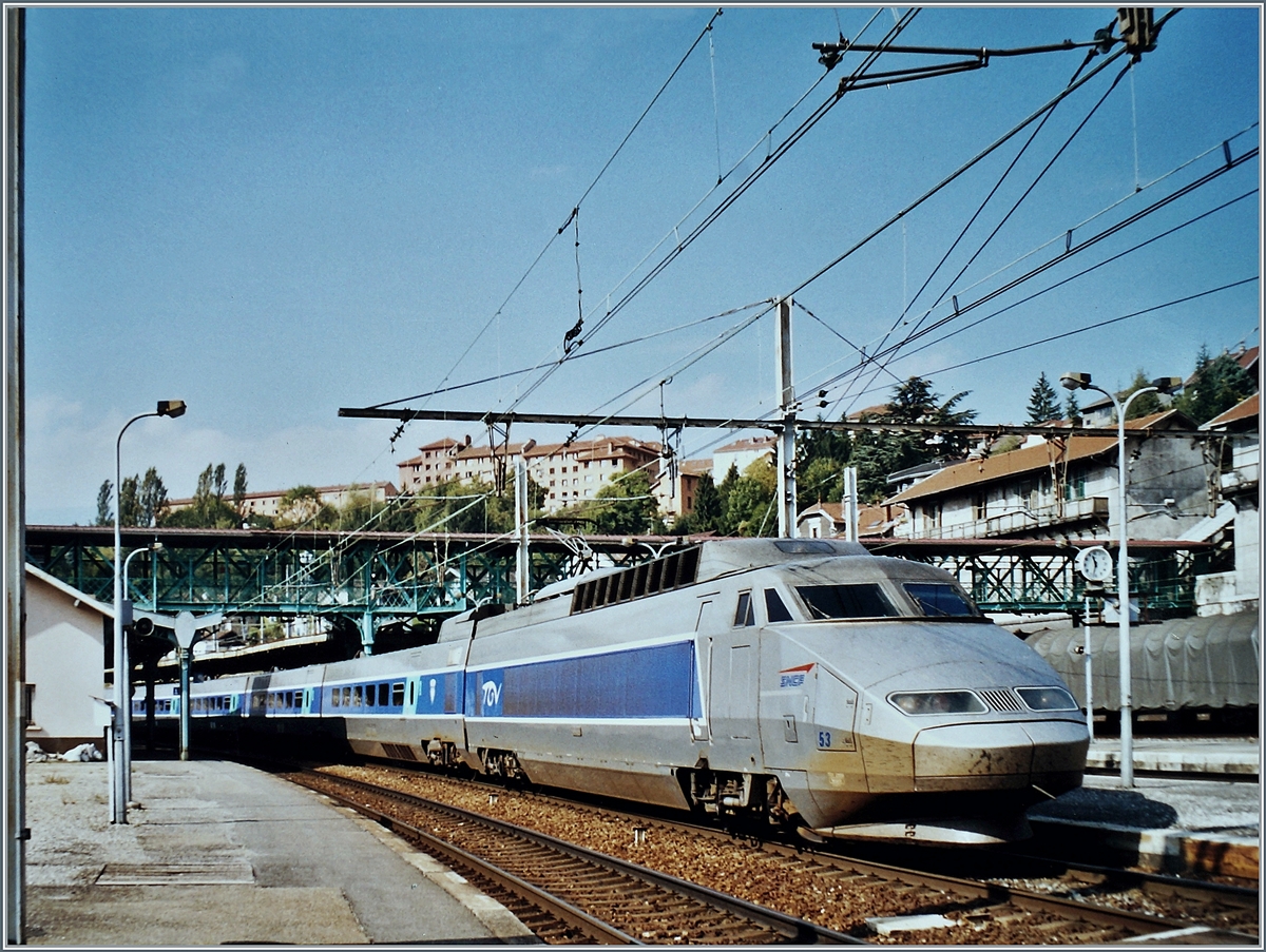 Der SNCF PSE TGV 53 auf der Fahrt von Paris Gare de Lyon nach Genève beim Halt in Bellegarde.

Analog Bild vom 18. September 2002 
