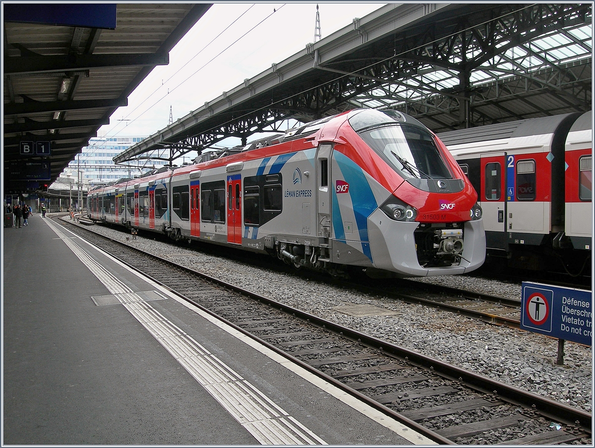 Der SNCF Régiolis Z 31503 (UIC 94 87 0031 503-9 F-SNCF) steht in Lausanne für Léman-Express Testfahrten bereit.  

29. April 2019
