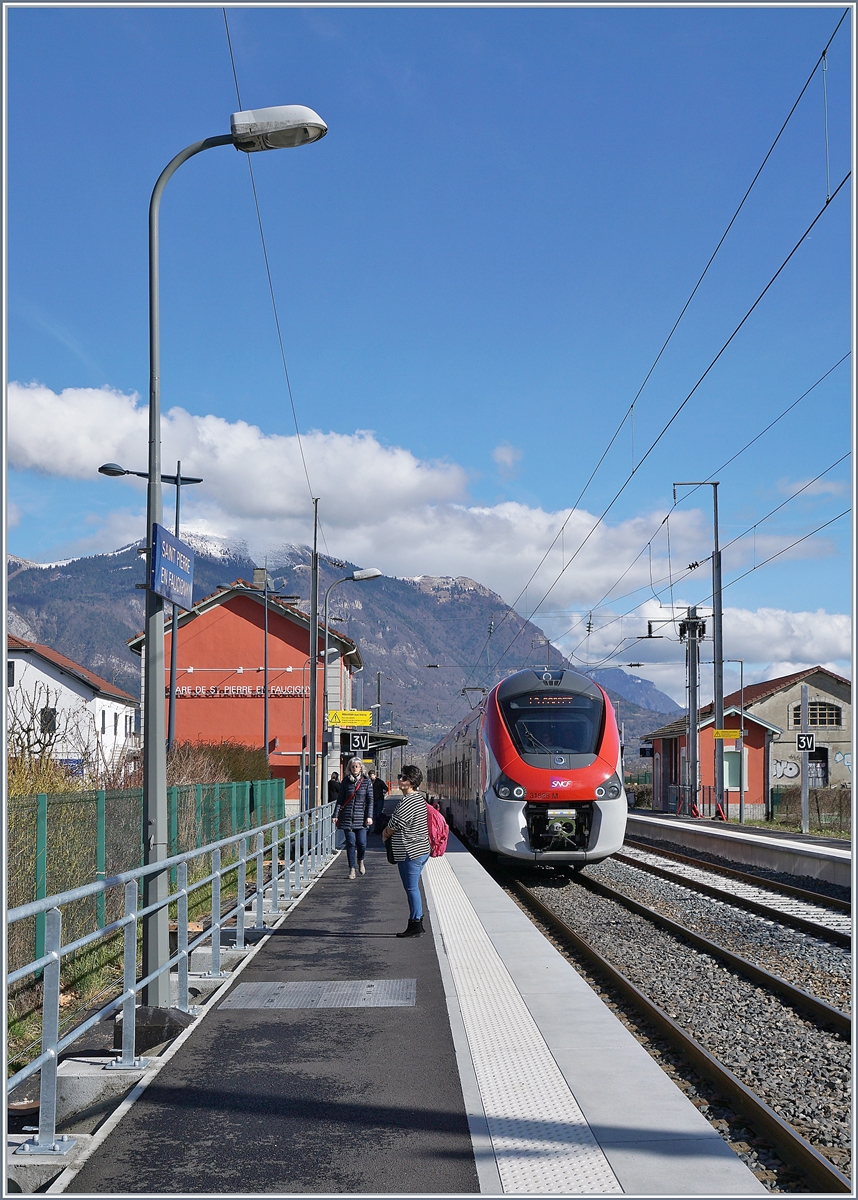 Der SNCF Regiolis 31 525 M erreicht als Léman Express von Saint Gervais-les-Bains-le-Fayet kommend den Bahnhof St-Pierre en Faucigny. Erfreulich die doch recht vielen Reisenden welche den Léman Express nutzen.

21. Feb. 2020