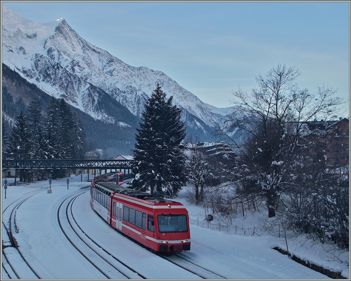 Der SNCF TER 18907 verlässt Chamonix Mont Blanc Richtung Vallorcine. 
10. Feb. 2015