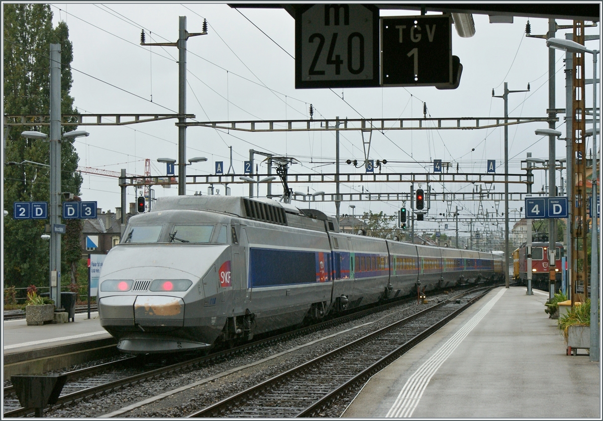 Der SNCF TGV 110 verlässt als TGV Lyria Neuchâtel in Richtung Paris Gare de Lyon. 

2. Oktober 2008