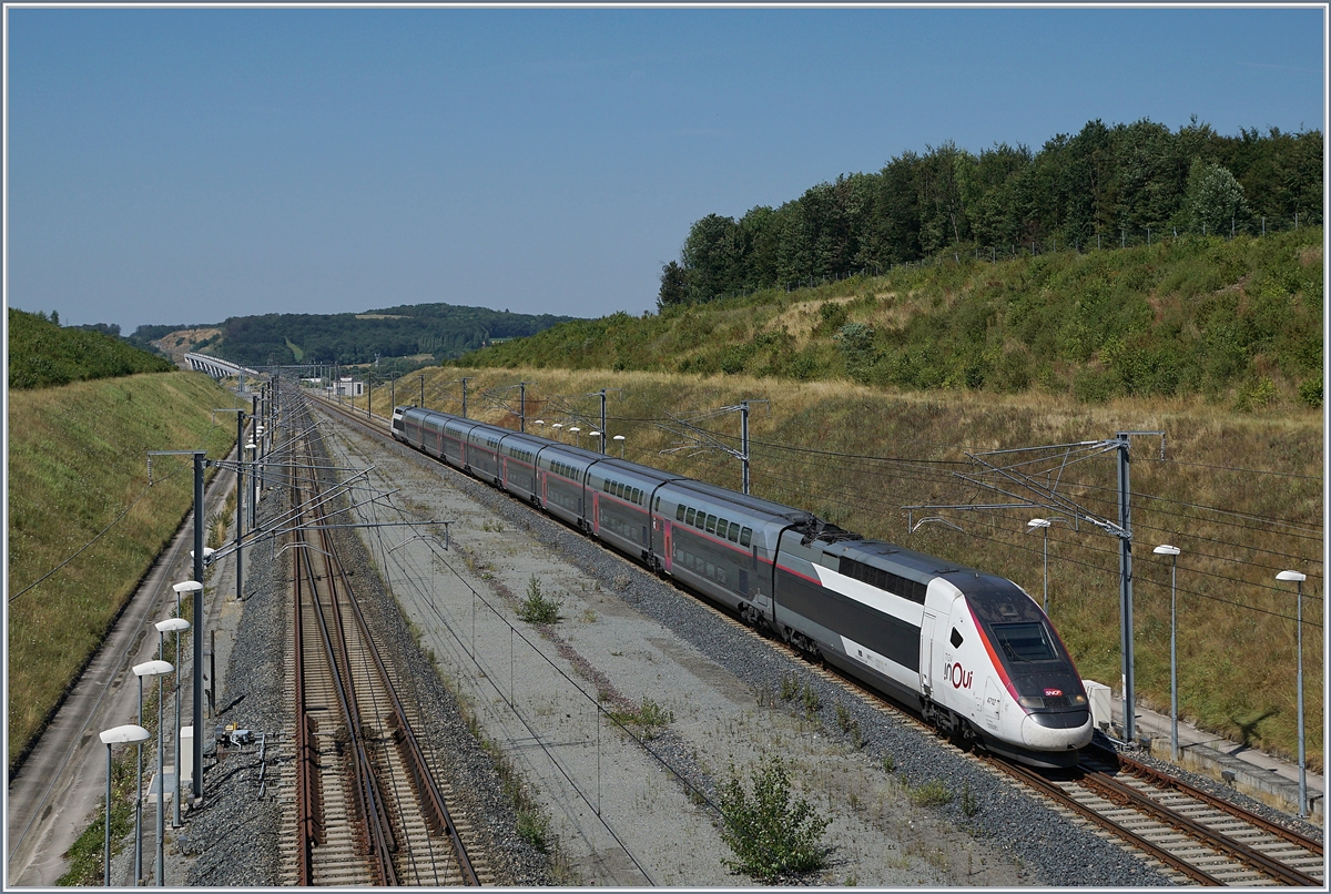 Der SNCF TGV 4712, unterwegs als TGV 9896 von Montpellier nach Luxembourg, erreicht seinen nächsten Halt, den Bahnhof Belfort-Montbéliard. Eine Bildvariante zum vorher gehenden Bild mit etwas mehr drumherum und natürlich dem 816 Meter langen Viaduc de la Savoureuse im Hintergrund. 

23. Juli 2019