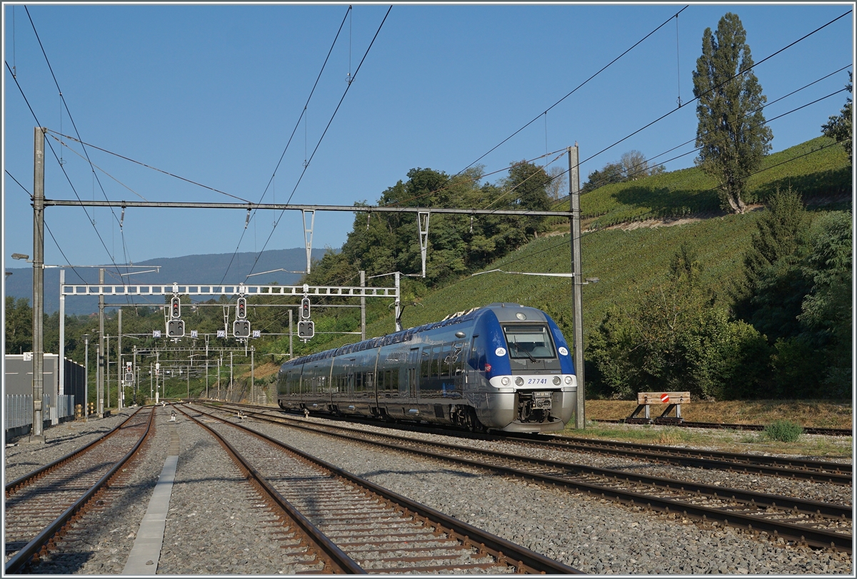 Der SNCF Triebwagenzug Z27741 ist als TER von Lyon nach Genève in der Schweiz angekommen und fährt nun unter SBB Signalen aber SNCF Stromsystem nach Genève ohne Halt durch La Plaine.  

6. Sept. 2021