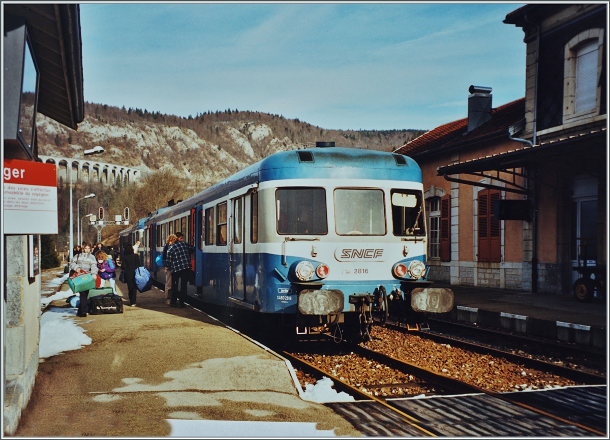Der SNCF X 2816 - der Dieseltriebwagen ist mit dem dahinter verstecken X 2869 von von Dôle Ville nach St-Claude unterwegs und sind nun in Morez angekommen, wo der Zug die Fahrtrichtung wechselt. Variante eines bereits gezeigten Analogbild mit etwas mehr Umfeld. 
Beachtenswert ist auch der Blick auf das Viadukt, links oben im Bild, welches der Zug vor gut zehn Minuten befahren hat.  

22. Januar 2001