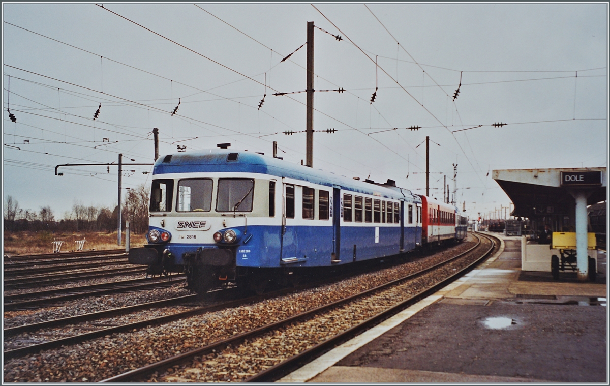 Der SNCF X 2816 - wartet mit einem unpassenden Zwischenwagen und einem weitern X 2800 in Dole auf seine nächsten Einsatz. 
(Analgobild)

6. Januar 2001